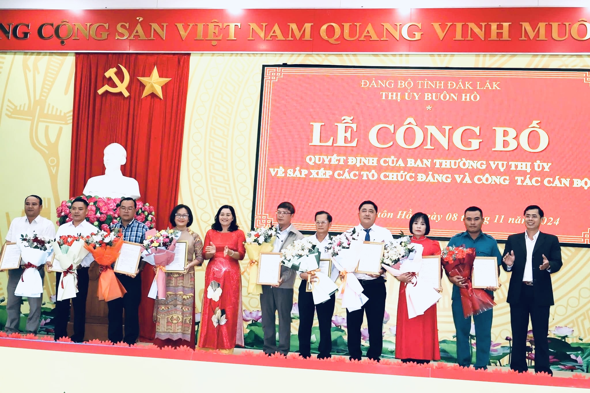 Lễ công bố Quyết định của Ban thường vụ Thị ủy Buôn Hồ về sắp xếp các tổ chức đảng và công tác cán bộ